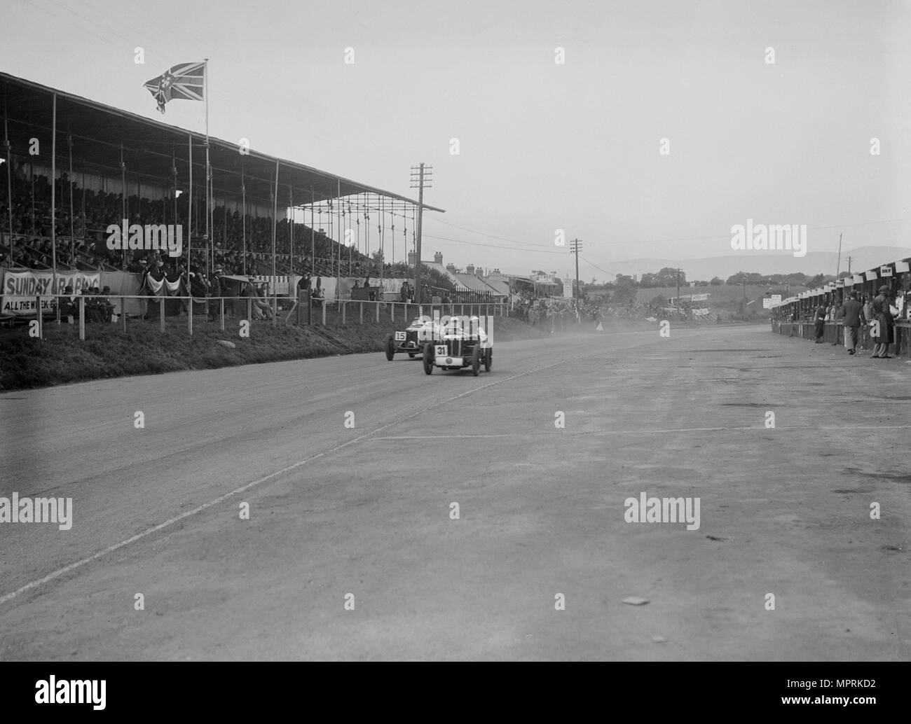 MG C tipo Midget di Cirillo Paolo e Riley di Edgar Maclure, RAC TT race, circuito di Ards, Belfast, 1932. Artista: Bill Brunell. Foto Stock