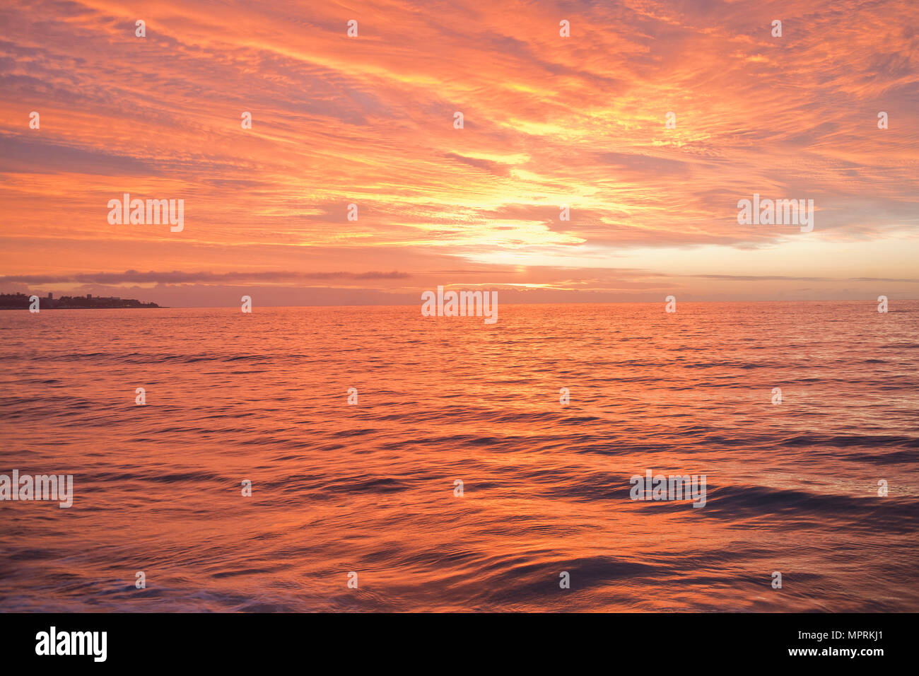 Tramonto sopra il mare Foto Stock