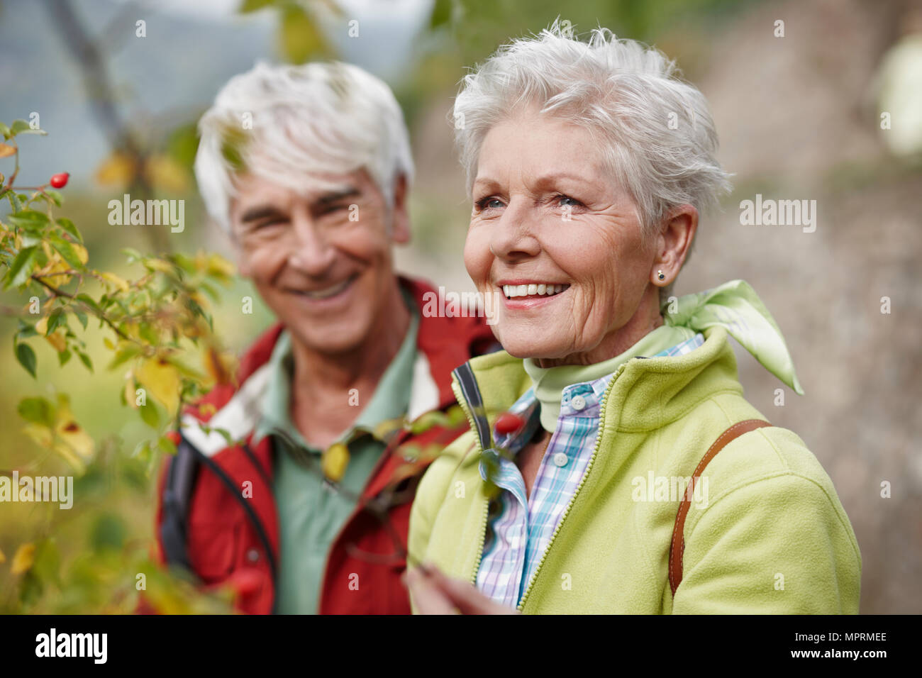 Ritratto di felice donna senior con partner in background Foto Stock