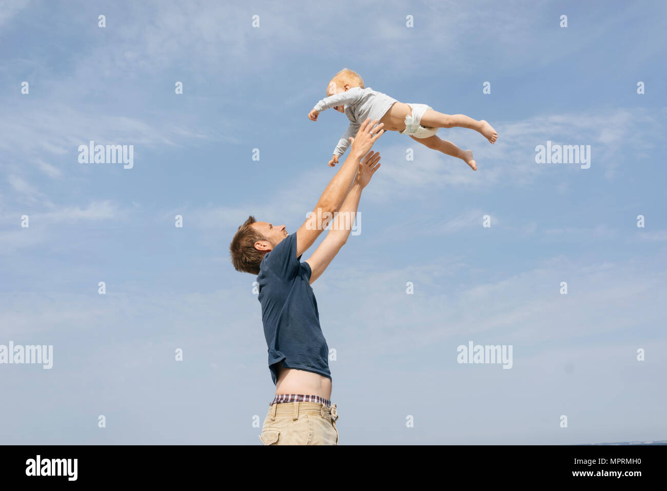 Germania Timmendorfer Strand, padre figlio di lancio in aria Foto Stock Germania Timmendorfer Strand, padre figlio di lancio in aria Foto Stock