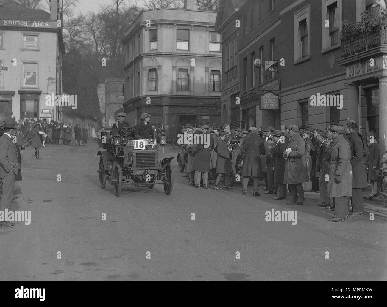 1898 Daimler 6hp di DM Copley prendendo parte al London-Brighton Run, Reigate, Surrey, 1928. Artista: Bill Brunell. Foto Stock