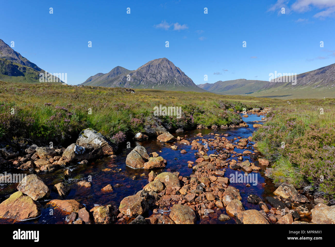 Regno Unito, Scozia, Highland, Glencoe, Glen Etive, Buachaille Etive Mor, Coupal fiume con rocce rosse Foto Stock