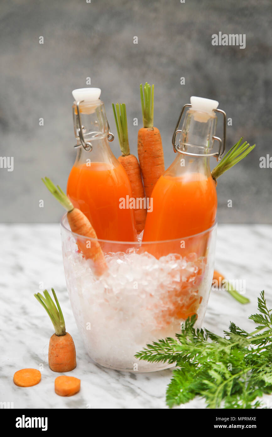 Rinfrescante succo di carota su marmo Foto Stock