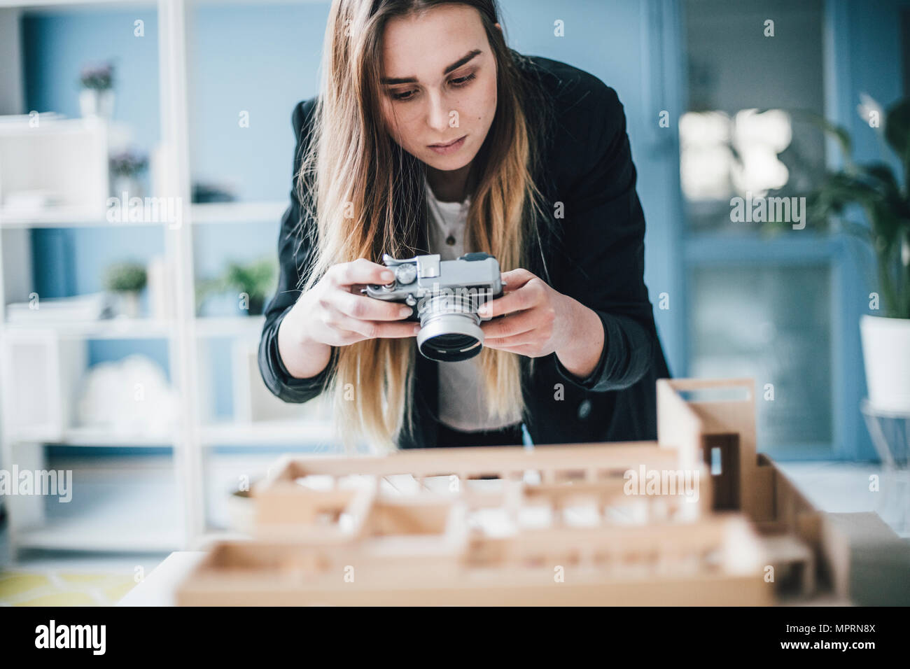 Architetto tenendo la foto del modello architettonico in office Foto Stock