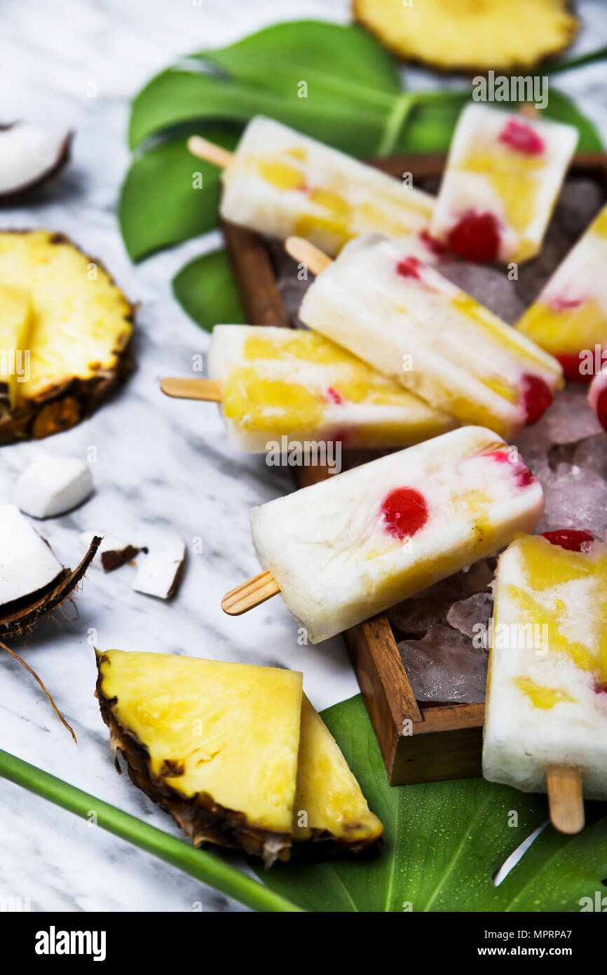 La Pina Colada popsicles con ciliegie candite e ananas Foto Stock