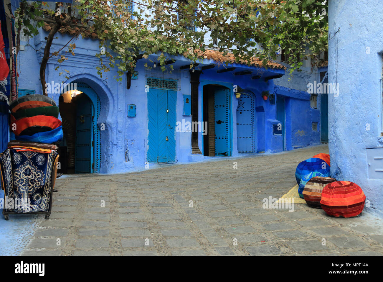 Artigianato marocchino visualizzato su una strada di Chefchaouen per la vendita Foto Stock