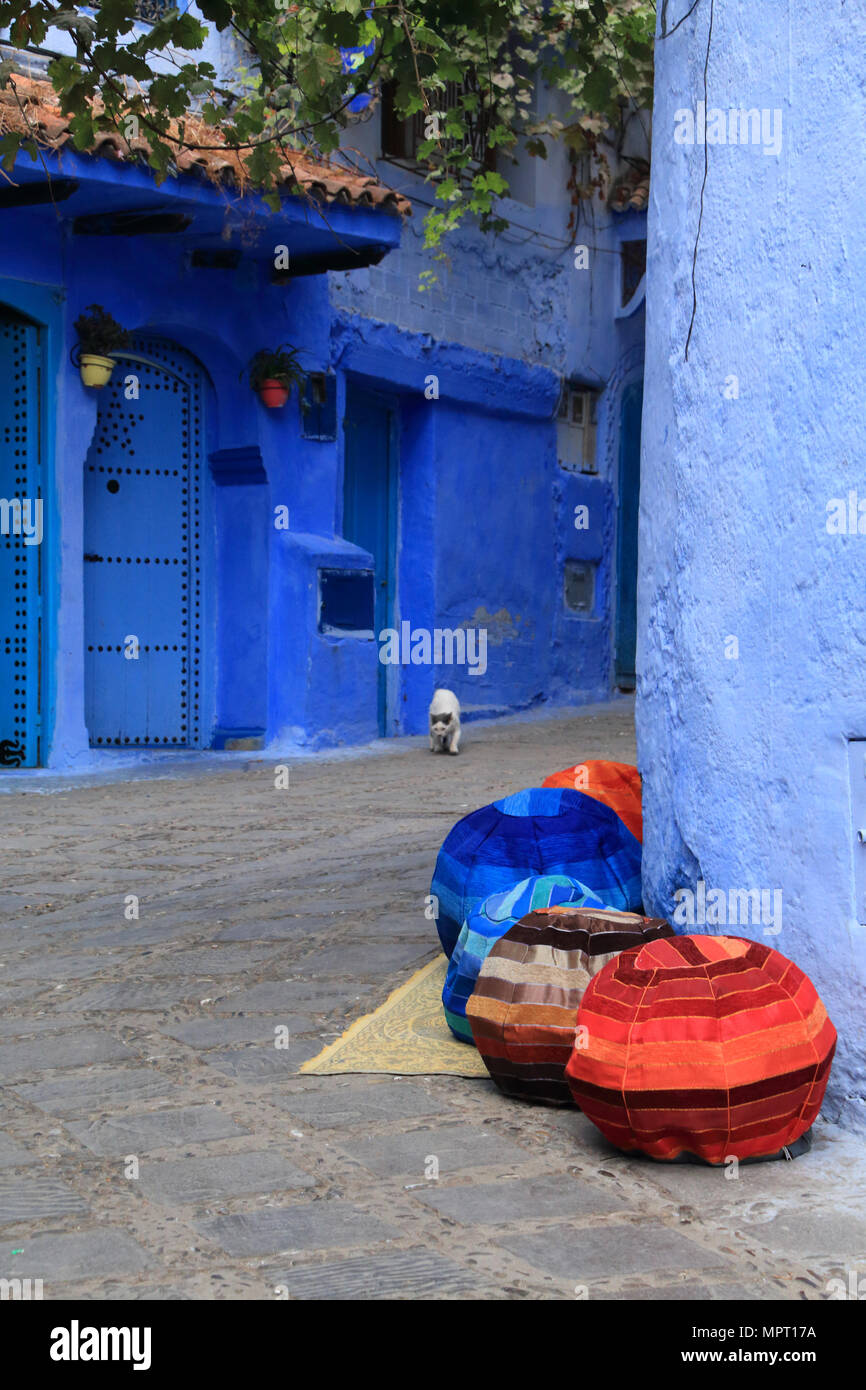 Artigianato marocchino visualizzato su una strada di Chefchaouen per la vendita Foto Stock