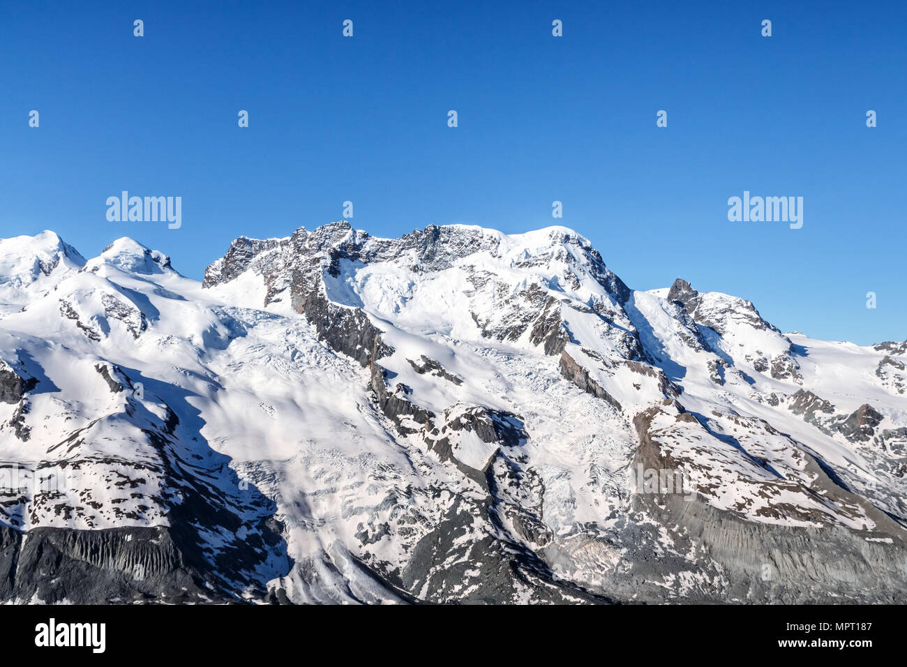 Bellissimo paesaggio montagne delle Alpi svizzere con cielo blu, Zermatt, Svizzera Foto Stock