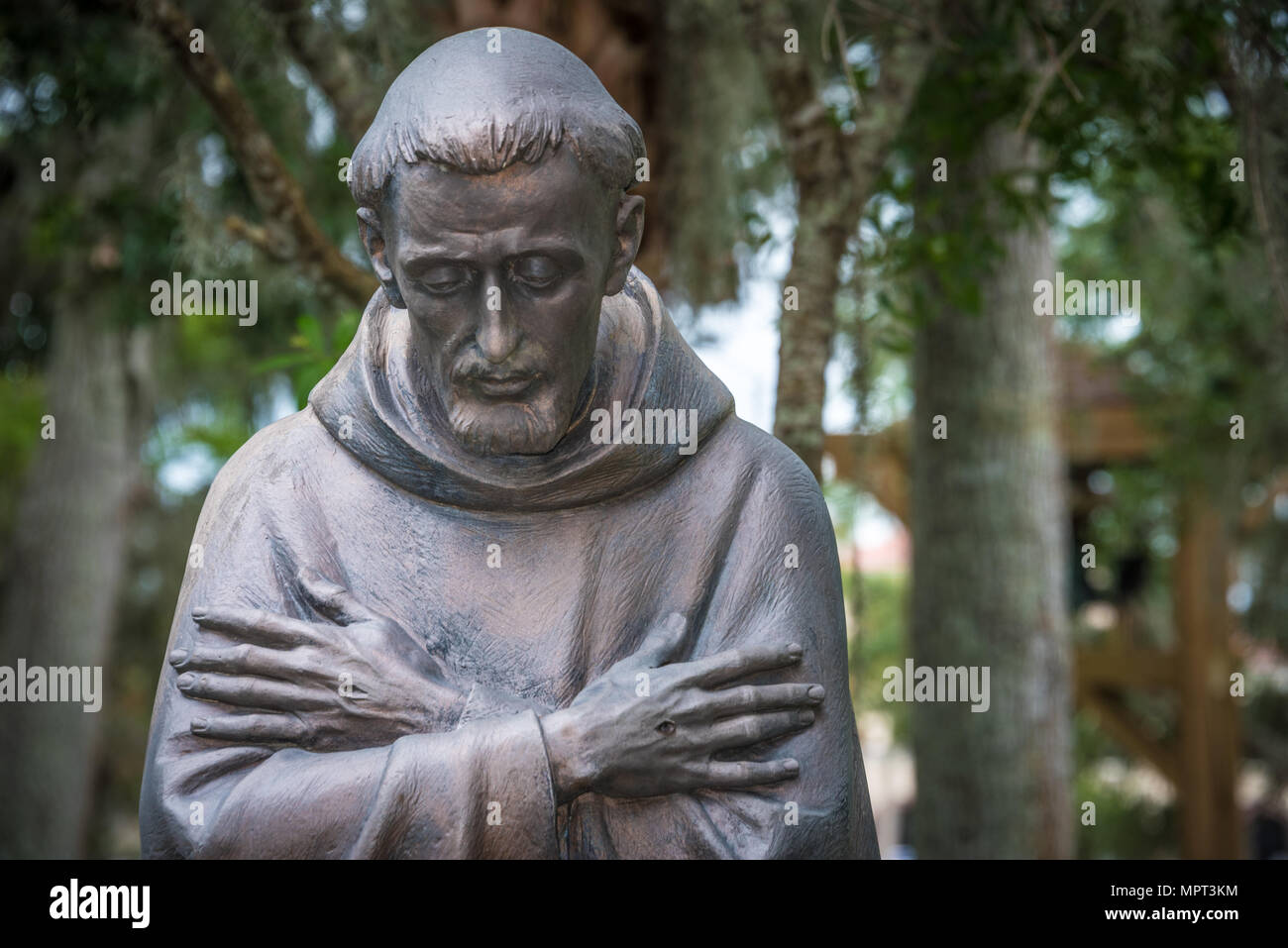 Statua di San Francesco di Assisi nel cimitero del giardino esterno la storica La Madonna di La Leche Cappella di Sant'Agostino, Florida. (USA) Foto Stock