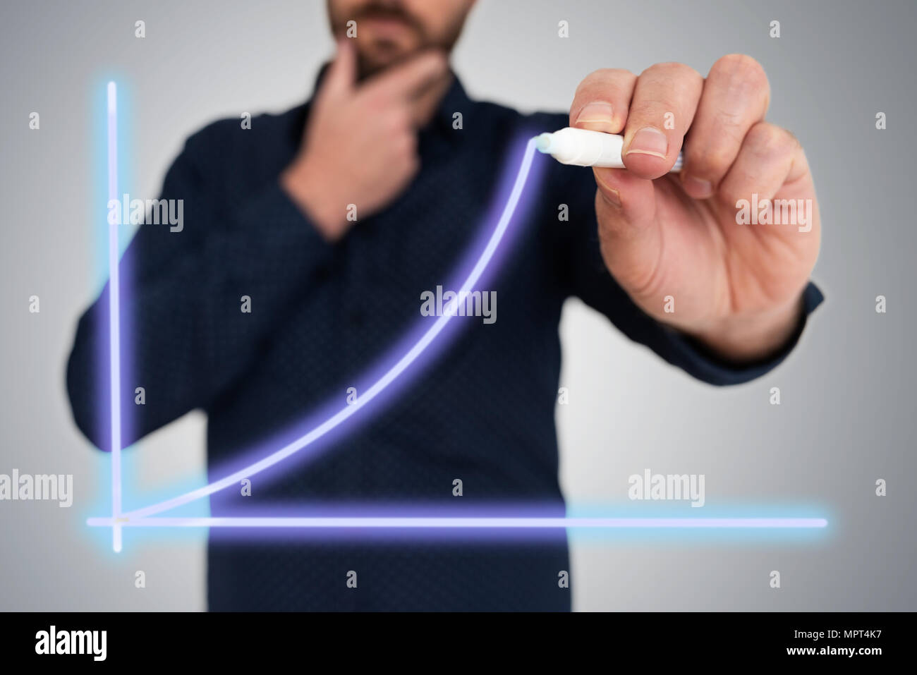 Imprenditore con penna da disegno grafico su schermo traslucido concetto di successo Foto Stock
