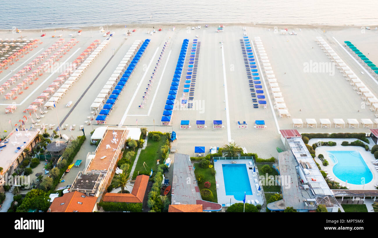 Vista Aerea Della Spiaggia Privata E Piscina A Forte Dei
