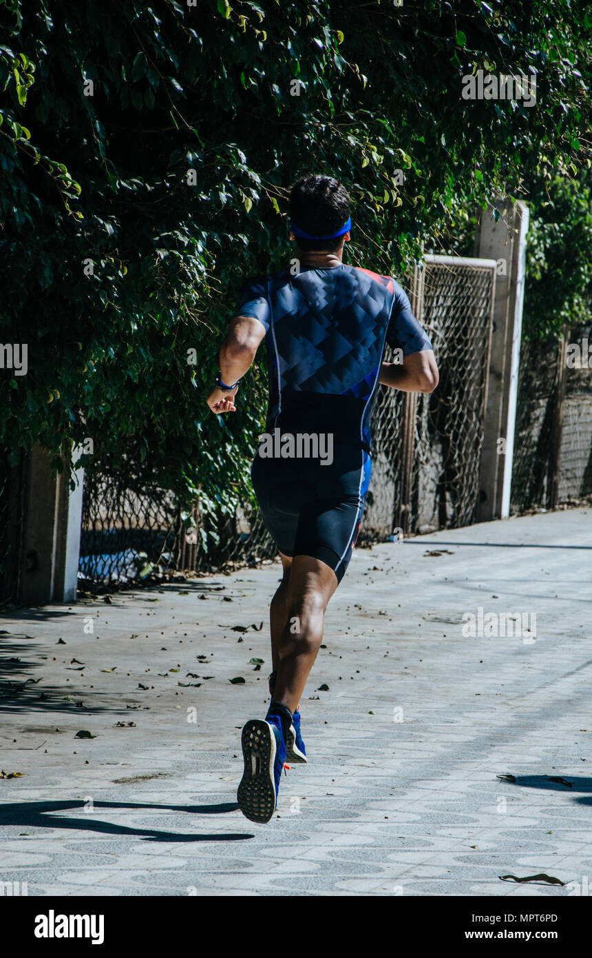 Un uomo runner sulla strada facendo esercizi, immagine concetto di sport e di esercizio Foto Stock