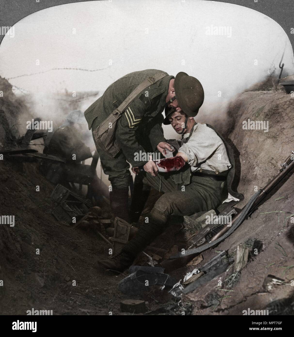 Soldato prima ricevere aiuto da un sergente in un SAP, Battaglia di Peronne, guerra mondiale I, 1914-1918. Artista: realistico viaggi editori. Foto Stock