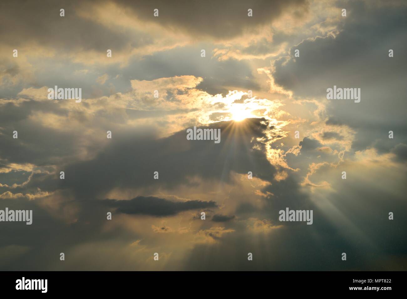 Giallo Cielo e nubi vista (orizzontale) Foto Stock