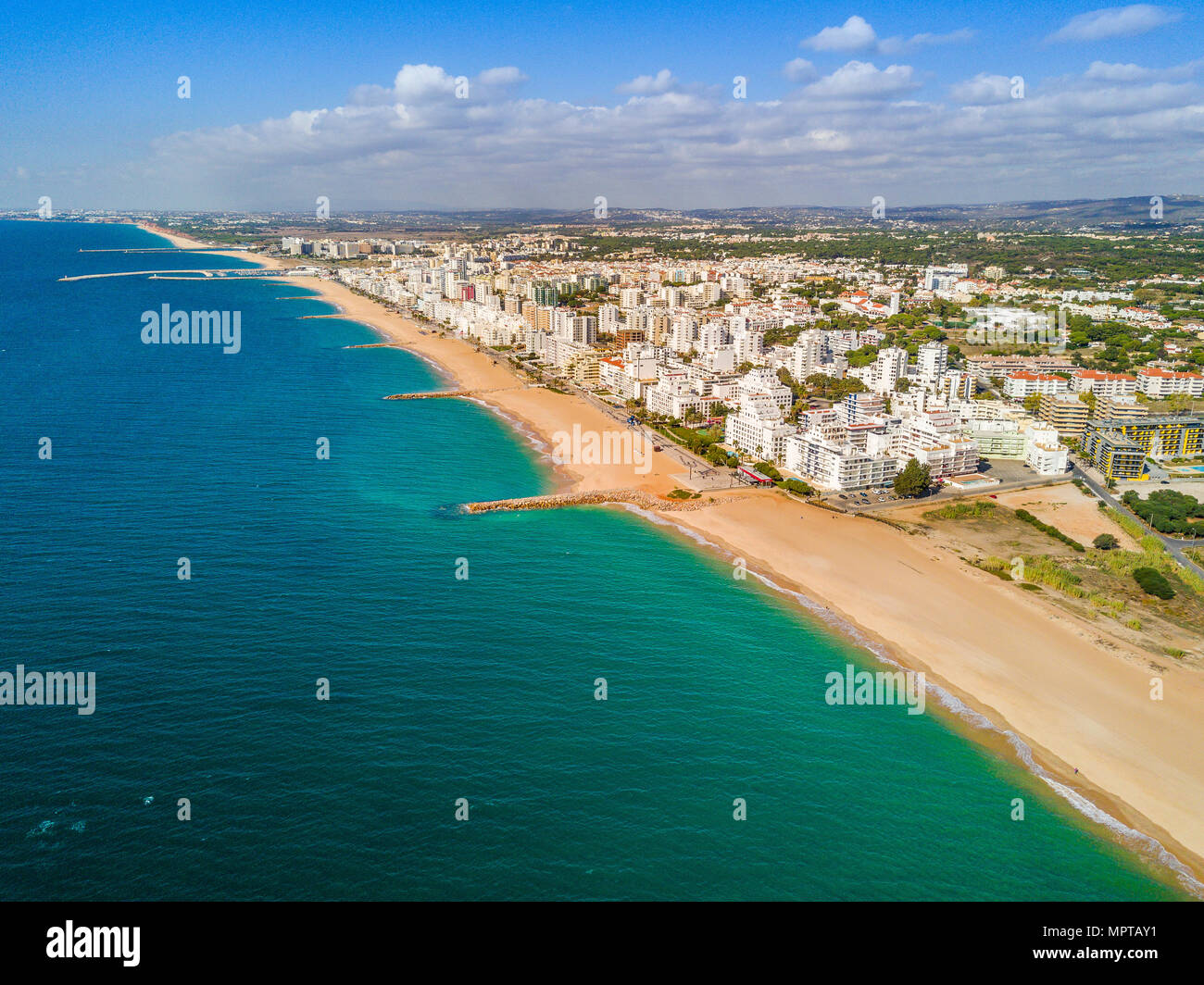 Vista aerea, ampia spiaggia di sabbia in località turistiche di Quarteira e Vilamoura, Algarve, PORTOGALLO Foto Stock