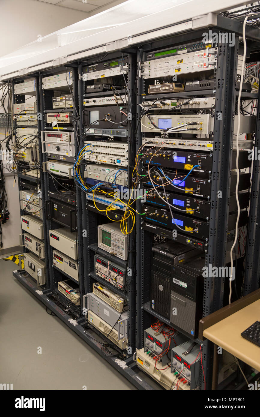 Computer collegati con l'orologio atomico a NPL & altro internazionale orologi  atomici. Nazionale Laboratorio di Fisica, Teddington. Regno Unito. (97 Foto  stock - Alamy