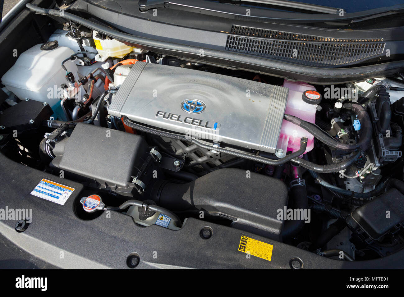Sotto il cofano di una Toyota mira a car a zero emissioni idrogeno la tecnologia delle celle a combustibile di alimentazione. (97) Foto Stock