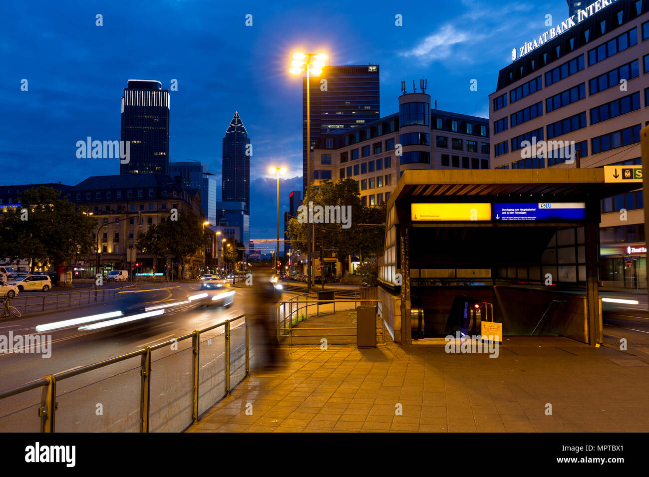 La stazione centrale di Francoforte con il traffico, Skyline e ingresso della metropolitana. Situato in background l'area della fiera di Francoforte sul Meno, centrale Foto Stock