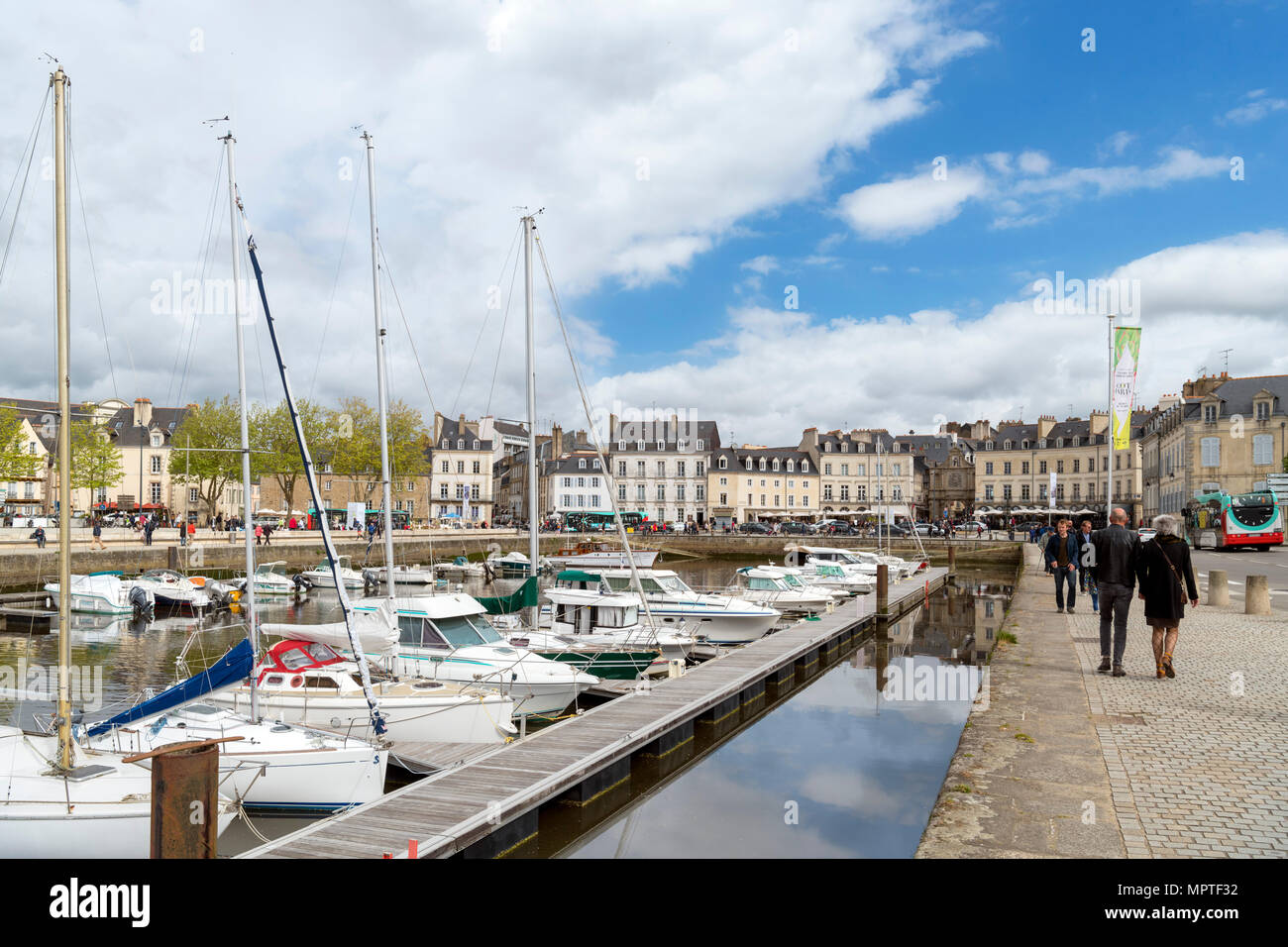 Il porto che guarda verso la città vecchia, Vannes, Brittany, Francia Foto Stock