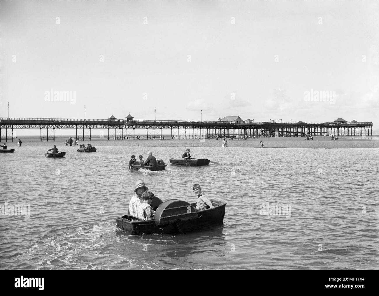 West End Pier, Marine Road West, Morecambe, Lancashire, 1925-1930. Artista: Walter Scott. Foto Stock