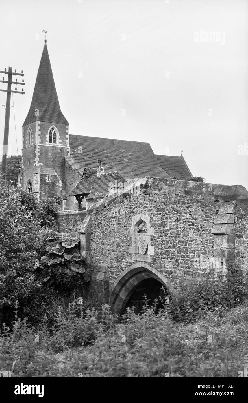 St Cuthbert e ponte sul Birdforth Beck, Church Lane, Sessay, North Yorkshire, 1969. Artista: Gordon Barnes. Foto Stock