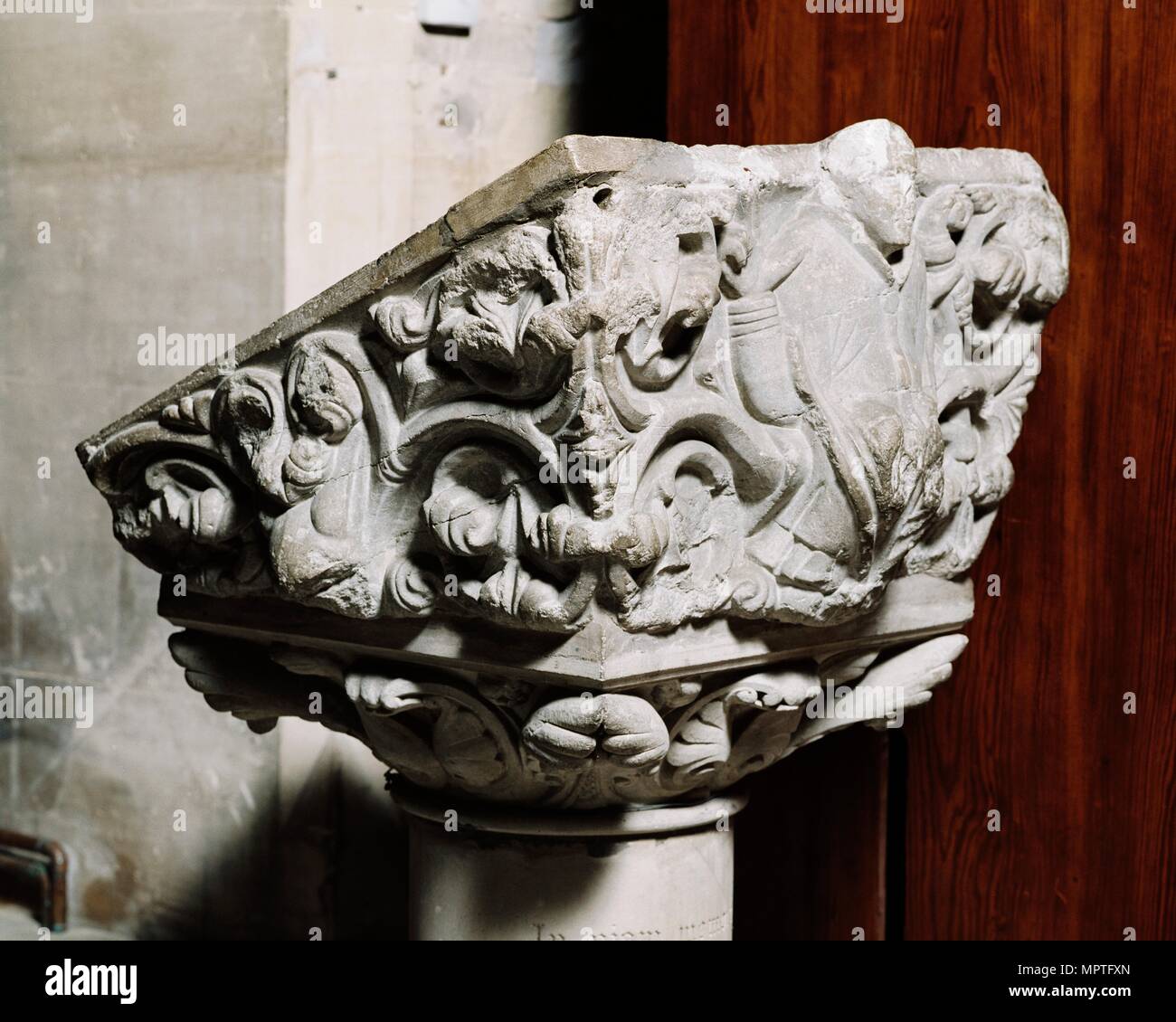 Leggio normanno, la chiesa di St Egwin, Norton e Lenchwick, Worcestershire, 2006. Artista: James O Davies. Foto Stock