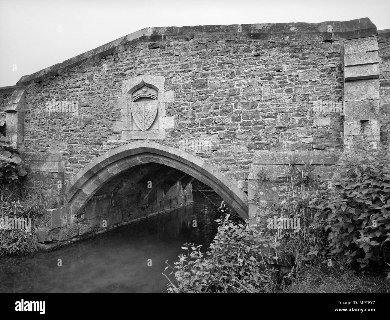 Ponte su Birdforth Beck, Church Lane, Sessay, North Yorkshire, 1969. Artista: Gordon Barnes. Foto Stock