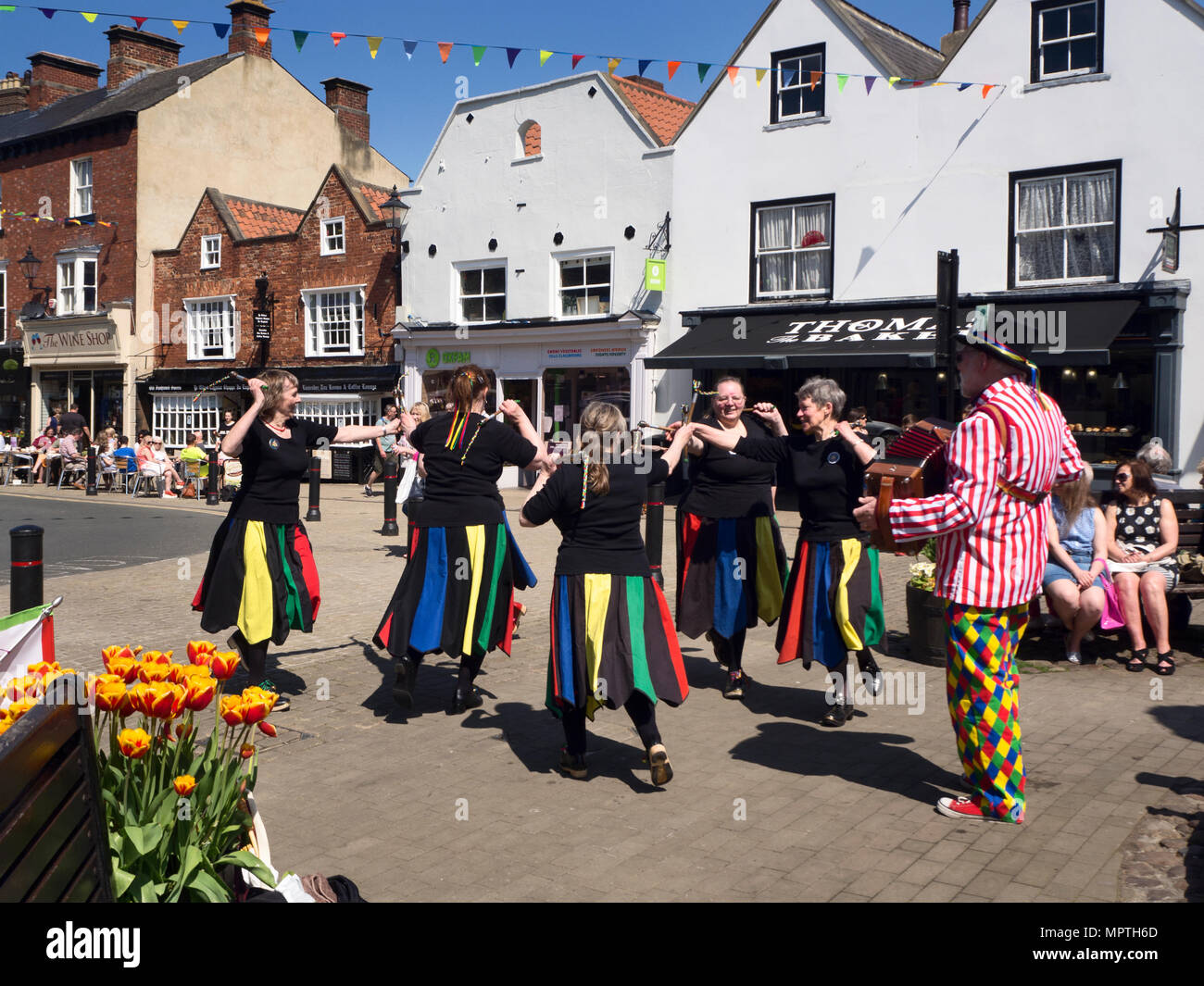 Morris dancing su May Bank Holiday weekend in luogo di mercato a Knaresborough North Yorkshire, Inghilterra Foto Stock