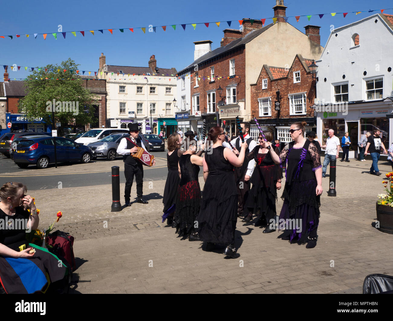 Morris dancing su May Bank Holiday weekend in luogo di mercato a Knaresborough North Yorkshire, Inghilterra Foto Stock