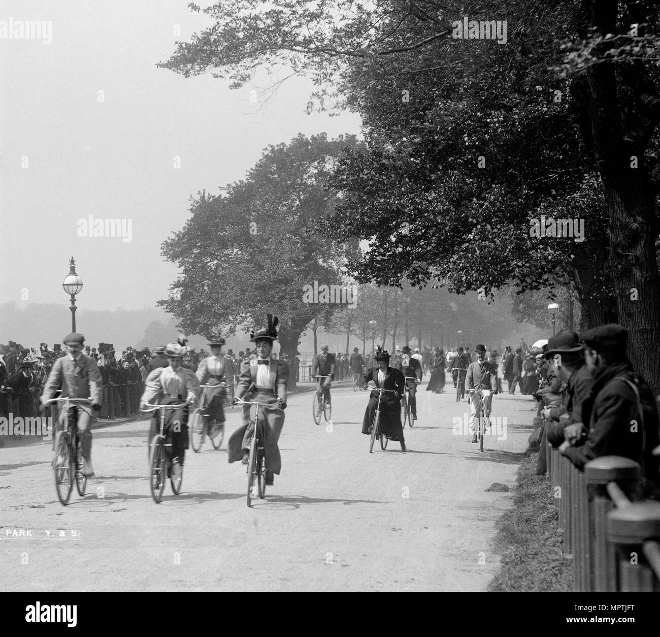 Escursioni in bicicletta in Hyde Park, Westminster, Greater London, c1900s(?). Artista: York & Figlio. Foto Stock