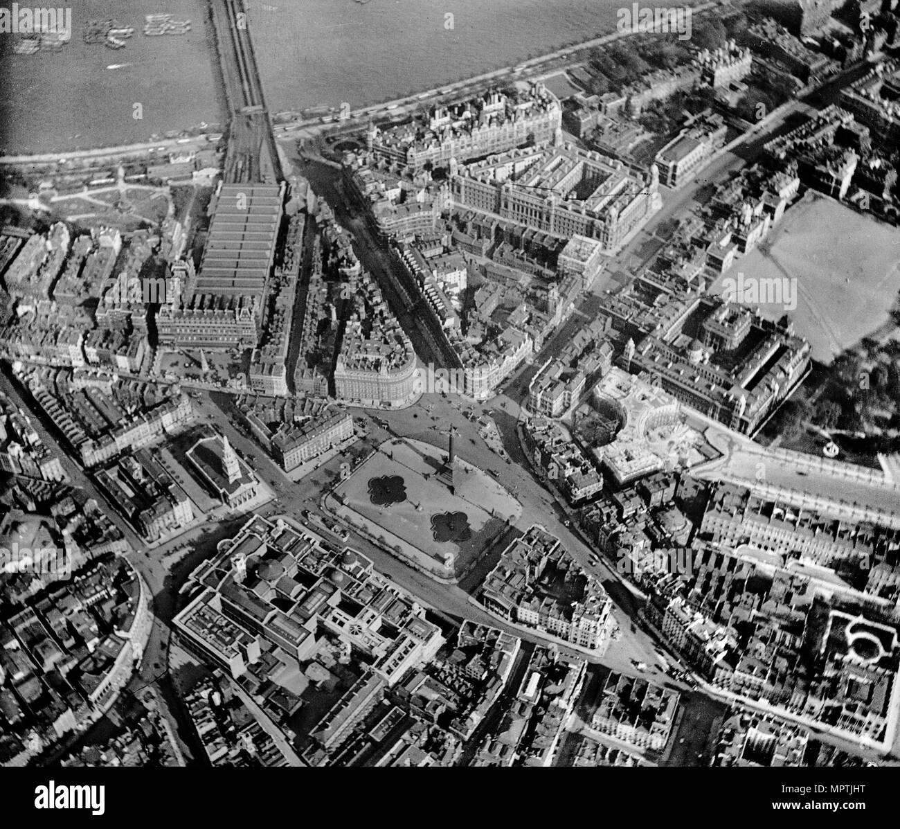 Trafalgar Square, Westminster, Londra, 1909. Artista: James Lockyer. Foto Stock