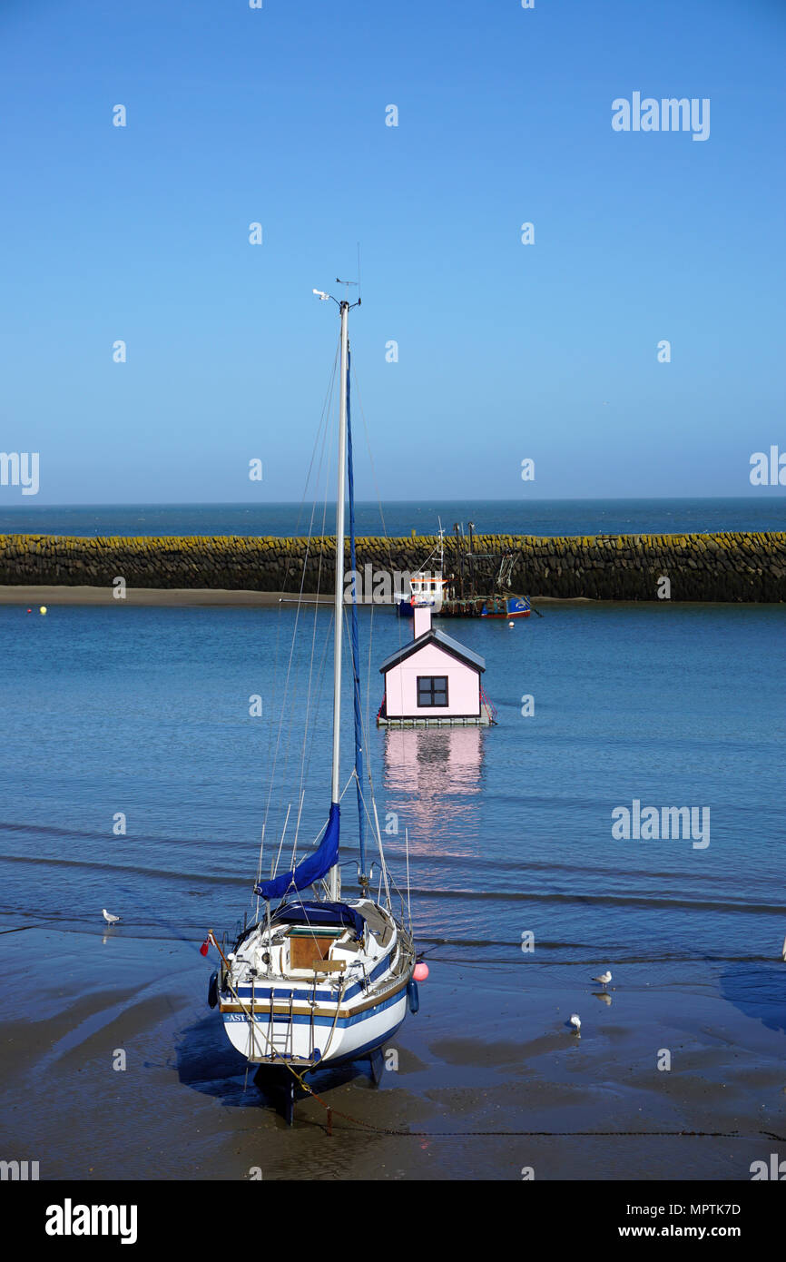 Barca e illustrazioni, Folkestone Harbour Foto Stock