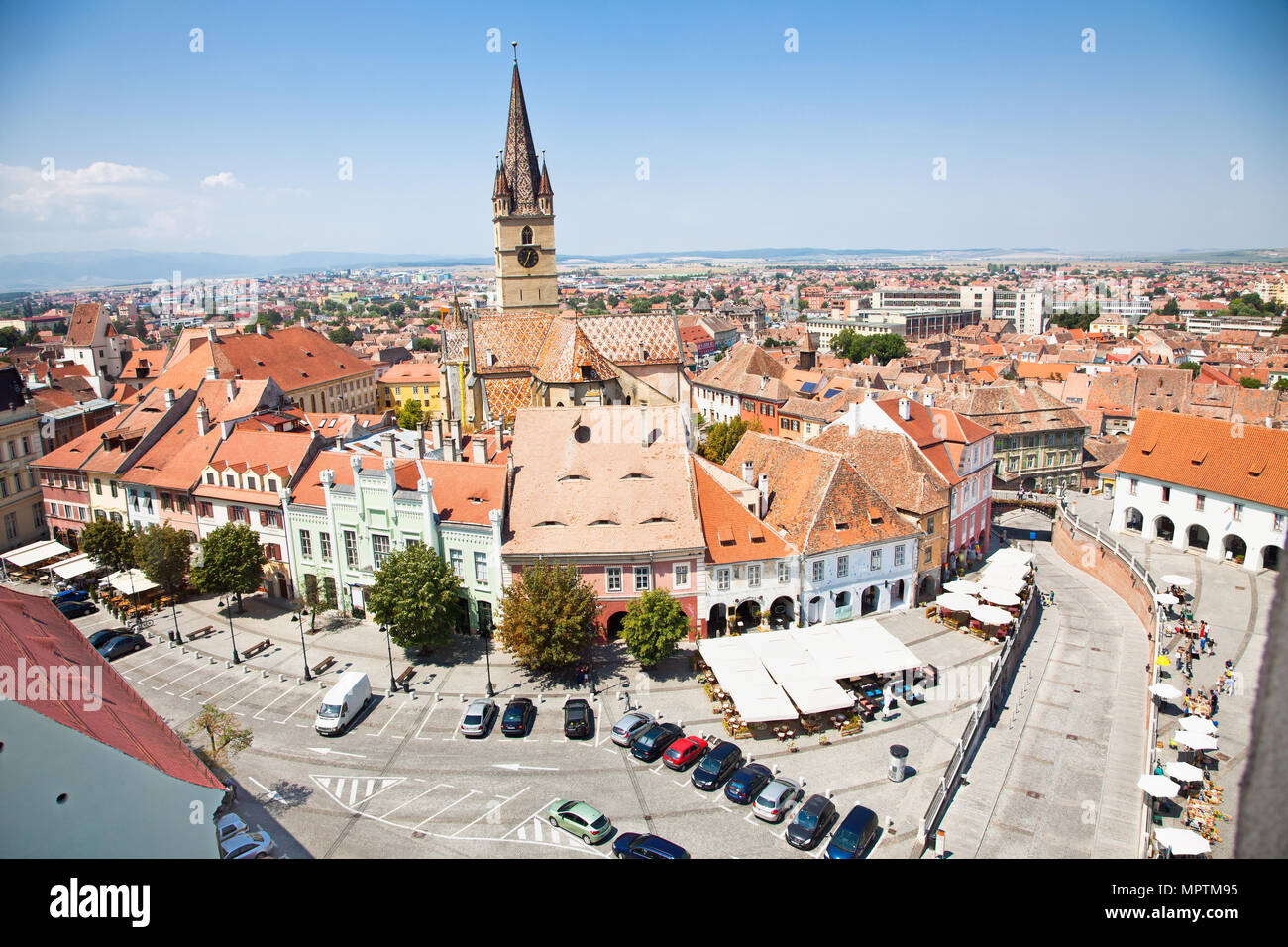 Architettura storica Cattedrale Luterana Chiesa e torre e altri vecchi edifici intorno Piata Mica (piazzetta) a Sibiu in Transilvania, Romania . Foto Stock