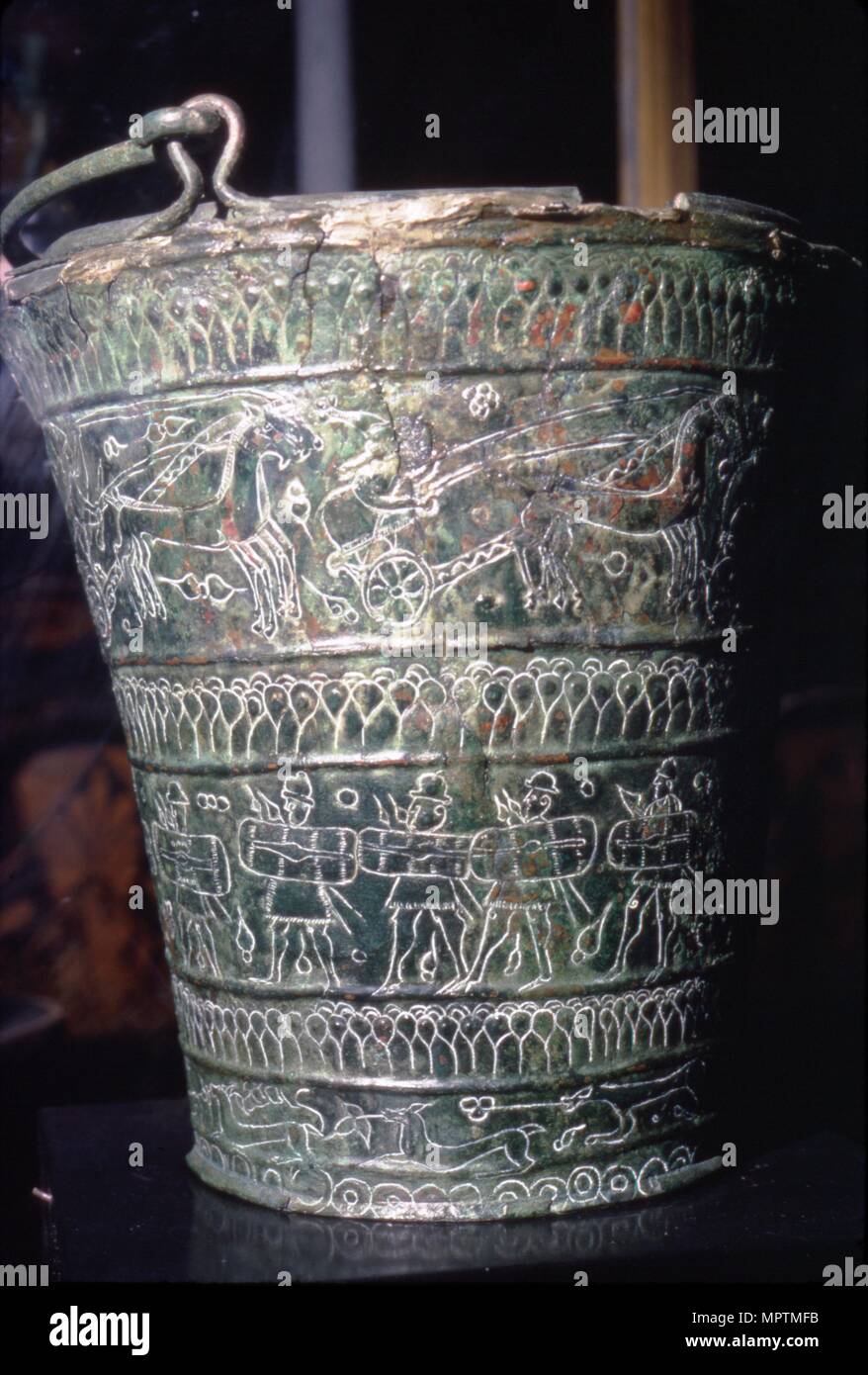 Situla di bronzo con decorazione incisa mostra guerrieri etruschi, Bologna, c6th secolo A.C. Artista: sconosciuto. Foto Stock