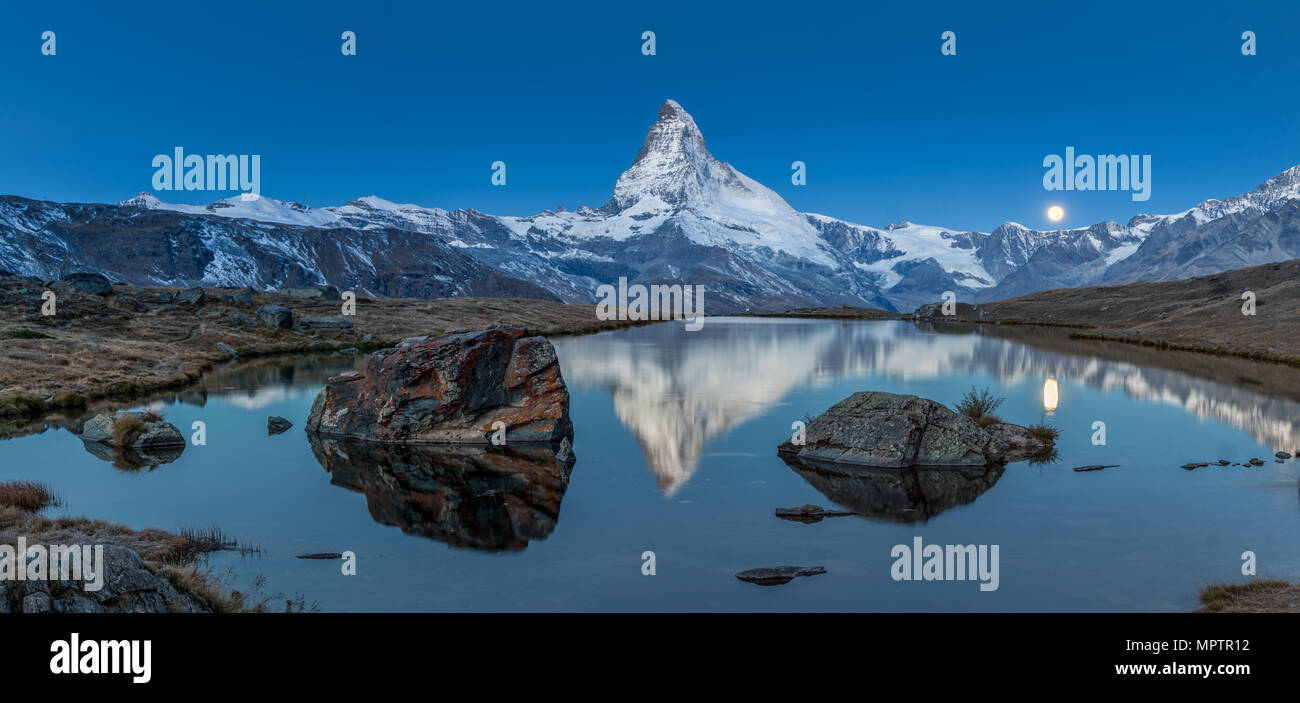 Tramonto al Cervino con la riflessione in Stellilake nel tardo pomeriggio Foto Stock