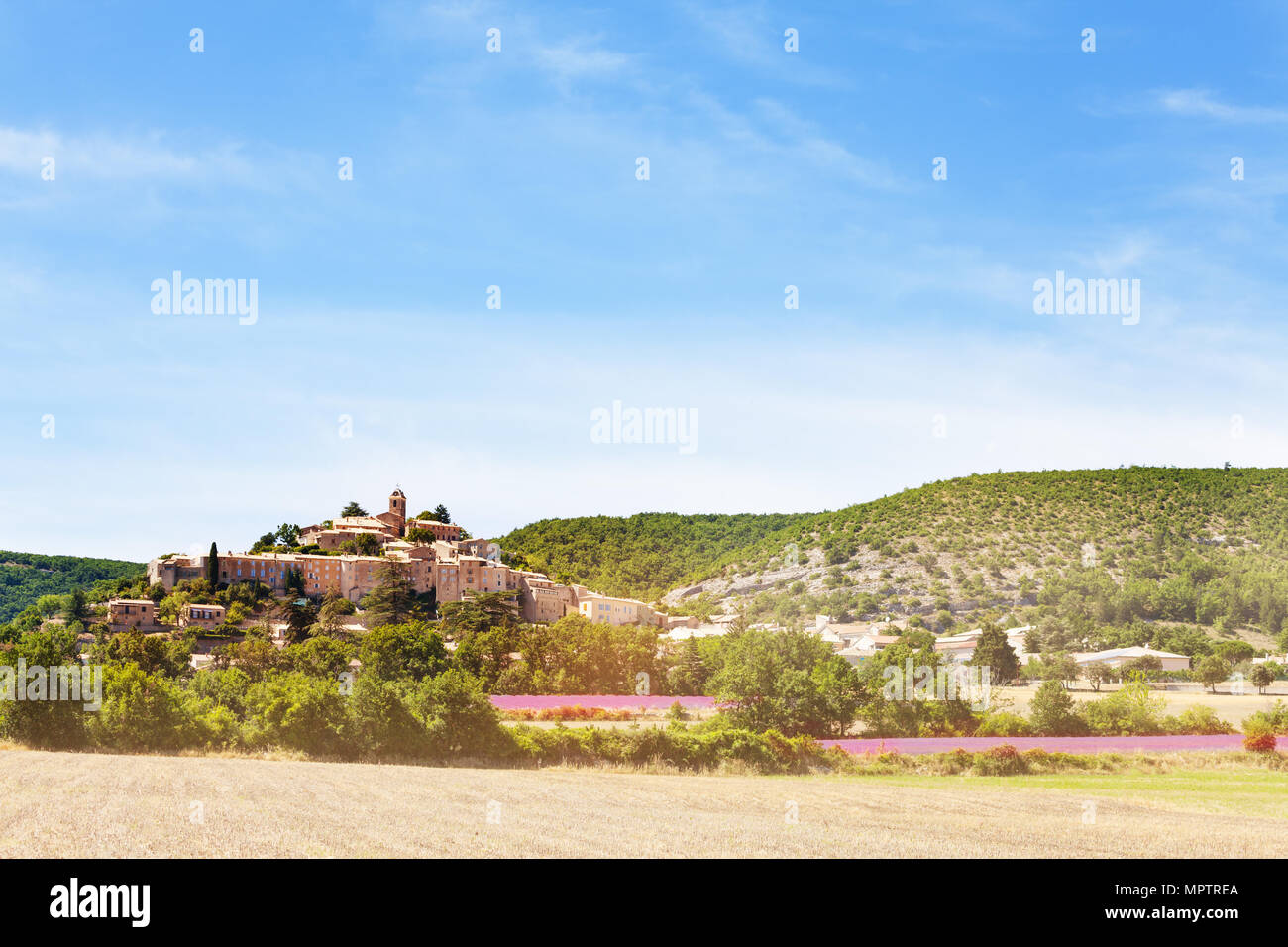 Banon vilage in Alpes de Haute Provence Francia su viola i campi di lavanda Foto Stock