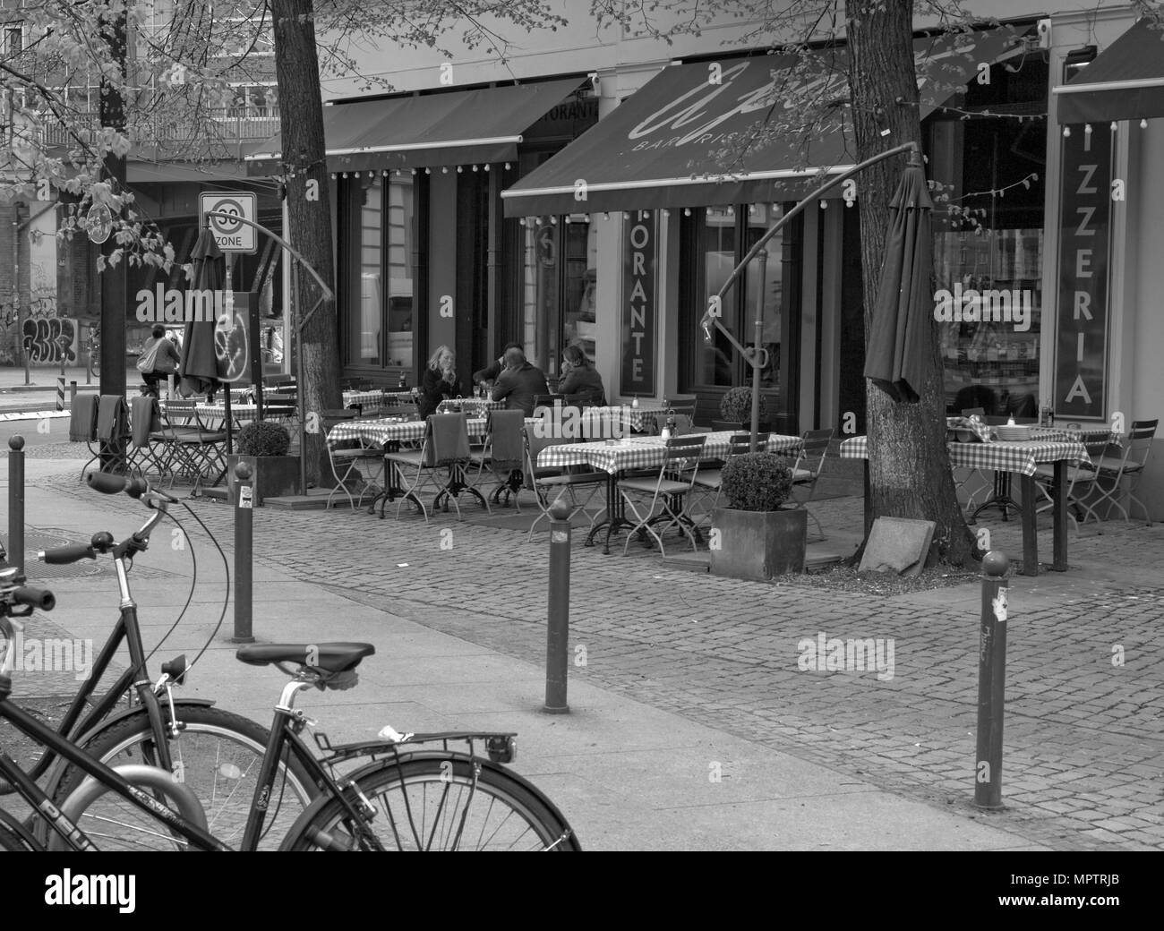 Berlino, Germania, pranzo, ristorante, tavoli fuori seduta ospiti ombrelloni stesi Oranienburger Str. Berlin-Mitte, distretto. Martedì © Peter SPURRIER Foto Stock