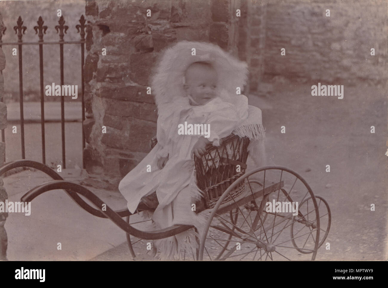 Armadio vittoriano carta di un ben vestiti bambino in un contenuto della PRAM Foto Stock