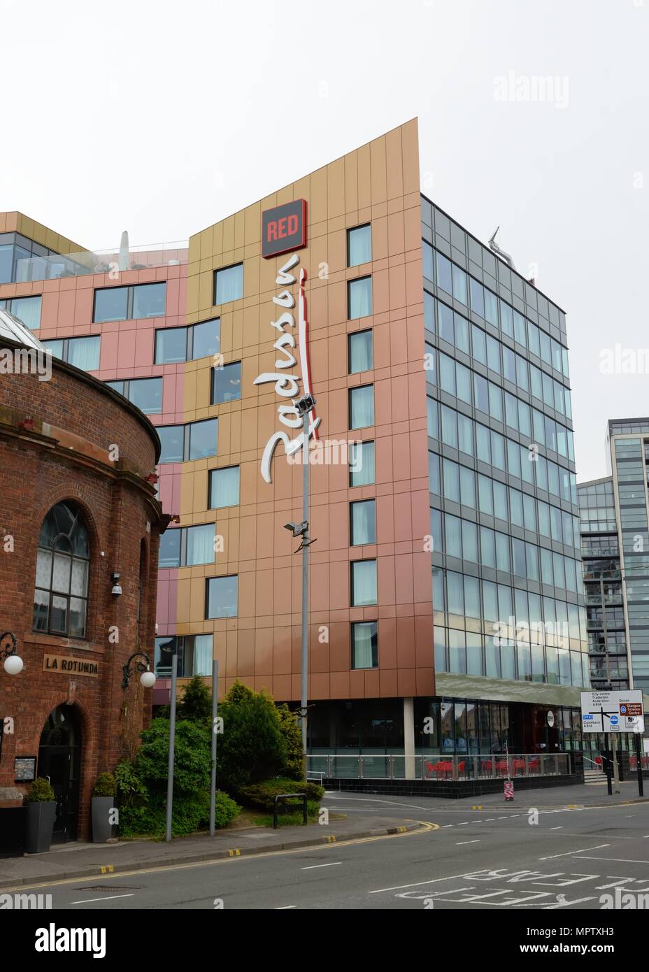 La recente apertura del Radisson Hotel Rosso con esclusivo cambiando colore facciata, per Finnieston, Glasgow, Scotland, Regno Unito Foto Stock