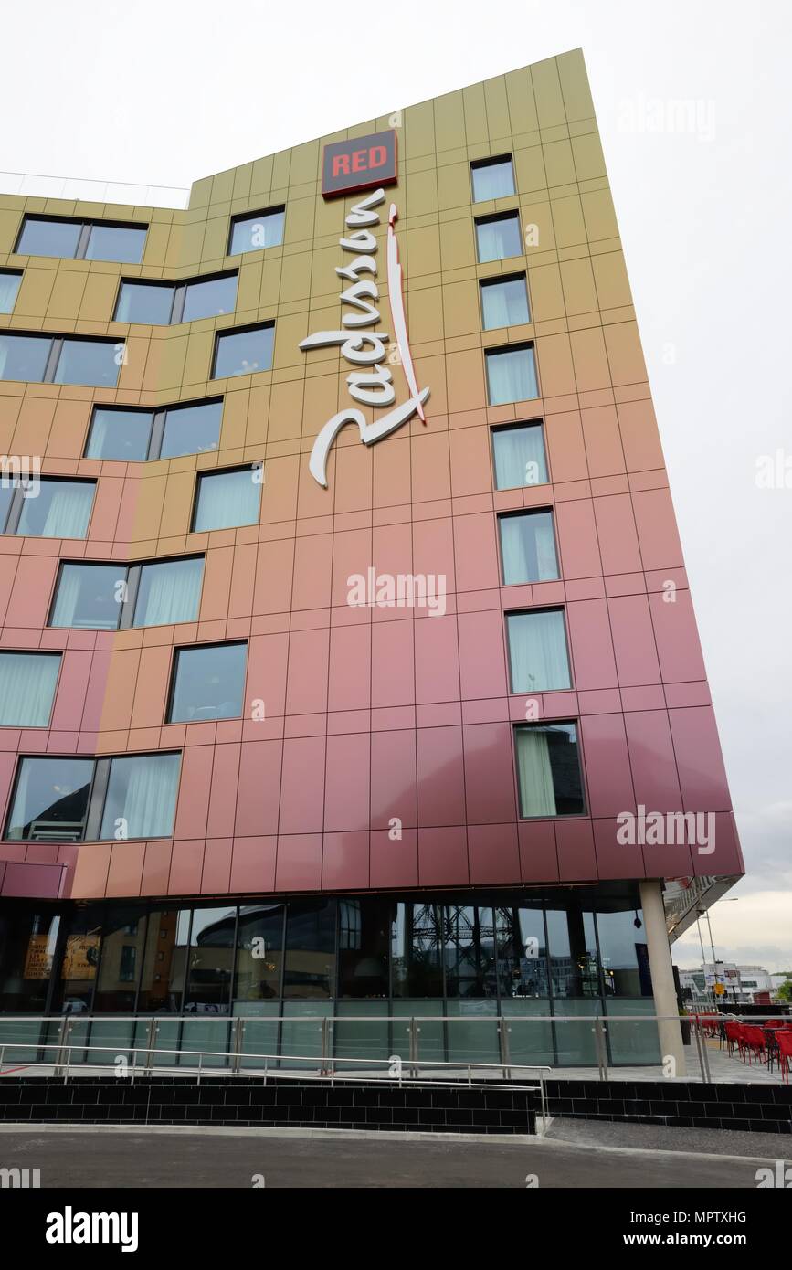 La recente apertura del Radisson Hotel Rosso con esclusivo cambiando colore facciata, per Finnieston, Glasgow, Scotland, Regno Unito Foto Stock
