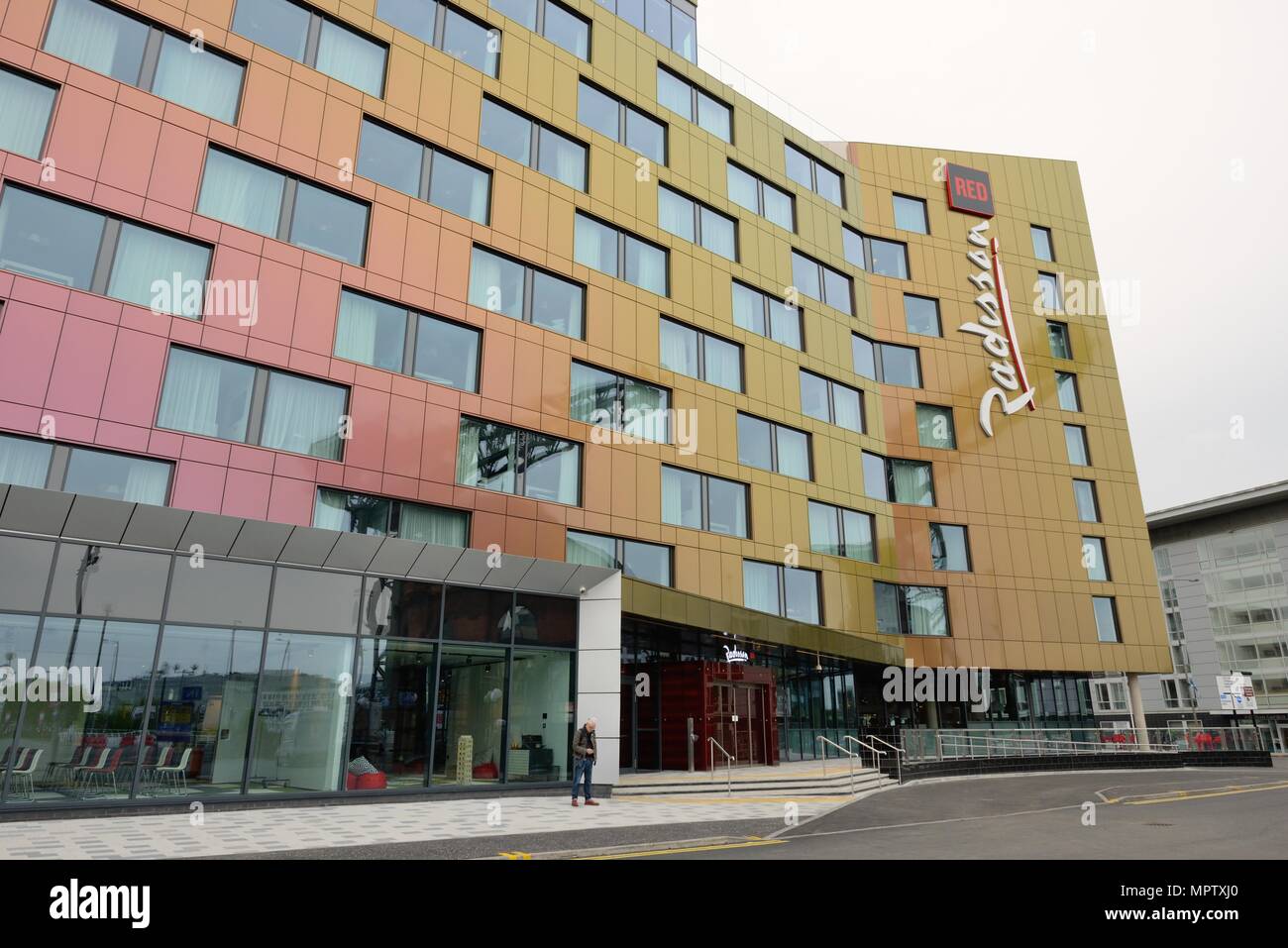 La recente apertura del Radisson Hotel Rosso con esclusivo cambiando colore facciata, per Finnieston, Glasgow, Scotland, Regno Unito Foto Stock