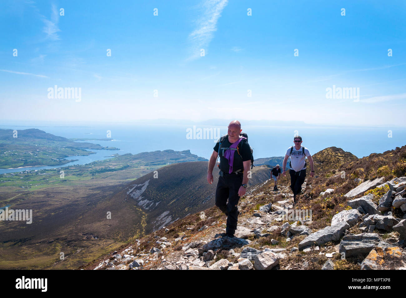 Hill walkers sul Sliabh Liag, Slieve League o Slieve Liag, una montagna sulla costa atlantica della Contea di Donegal, Irlanda. Foto Stock