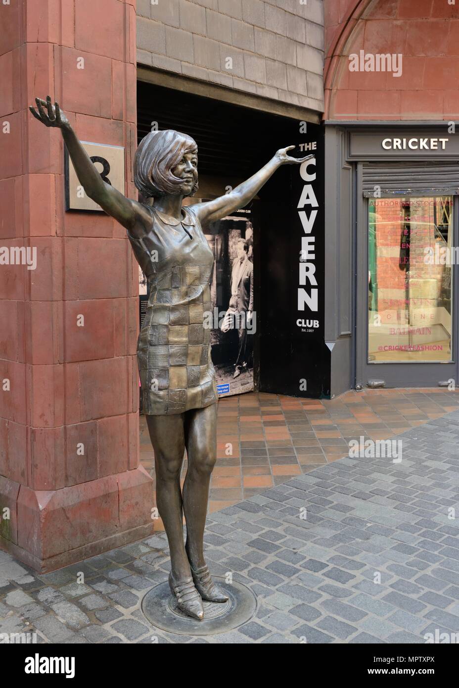 Una statua di bronzo di Cilla Black all'ingresso del Cavern Club, Liverpool, Regno Unito, dove ha effettuato all'inizio della sua carriera di canto Foto Stock