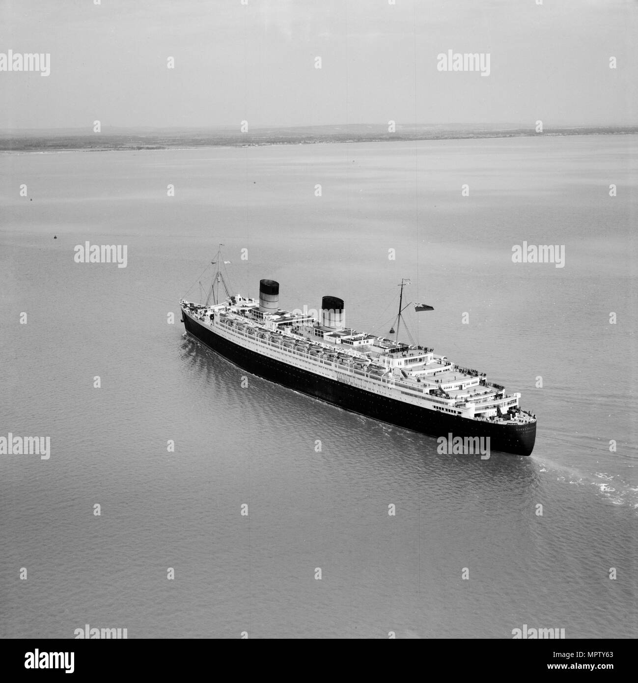 RMS "Queen Elizabeth" nel Solent avvicinamento Acqua di Southampton, Hampshire, 1949. Artista: Aerofilms. Foto Stock