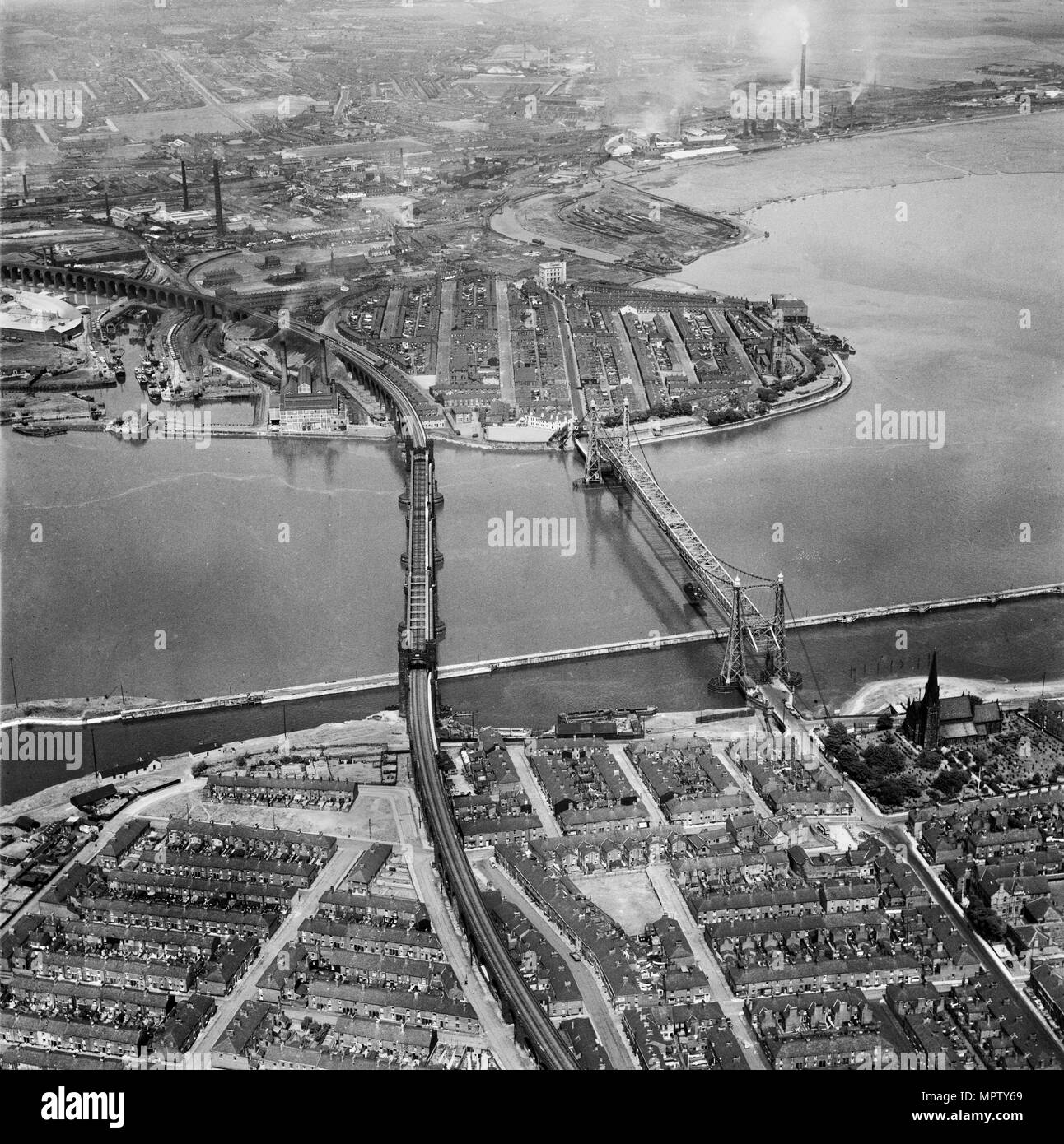 Runcorn ponte ferroviario e Widnes-Runcorn Transporter Bridge, Cheshire, 1952. Artista: Aerofilms. Foto Stock