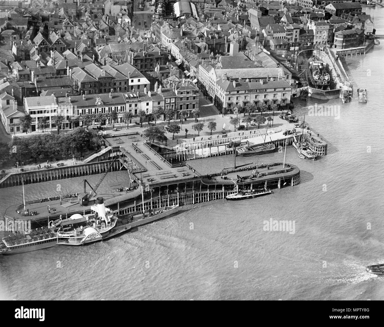 Nelson Street e di un battello a vapore ormeggiato al molo di Victoria, Kingston upon Hull, Humberside, 1931. Artista: Aerofilms. Foto Stock