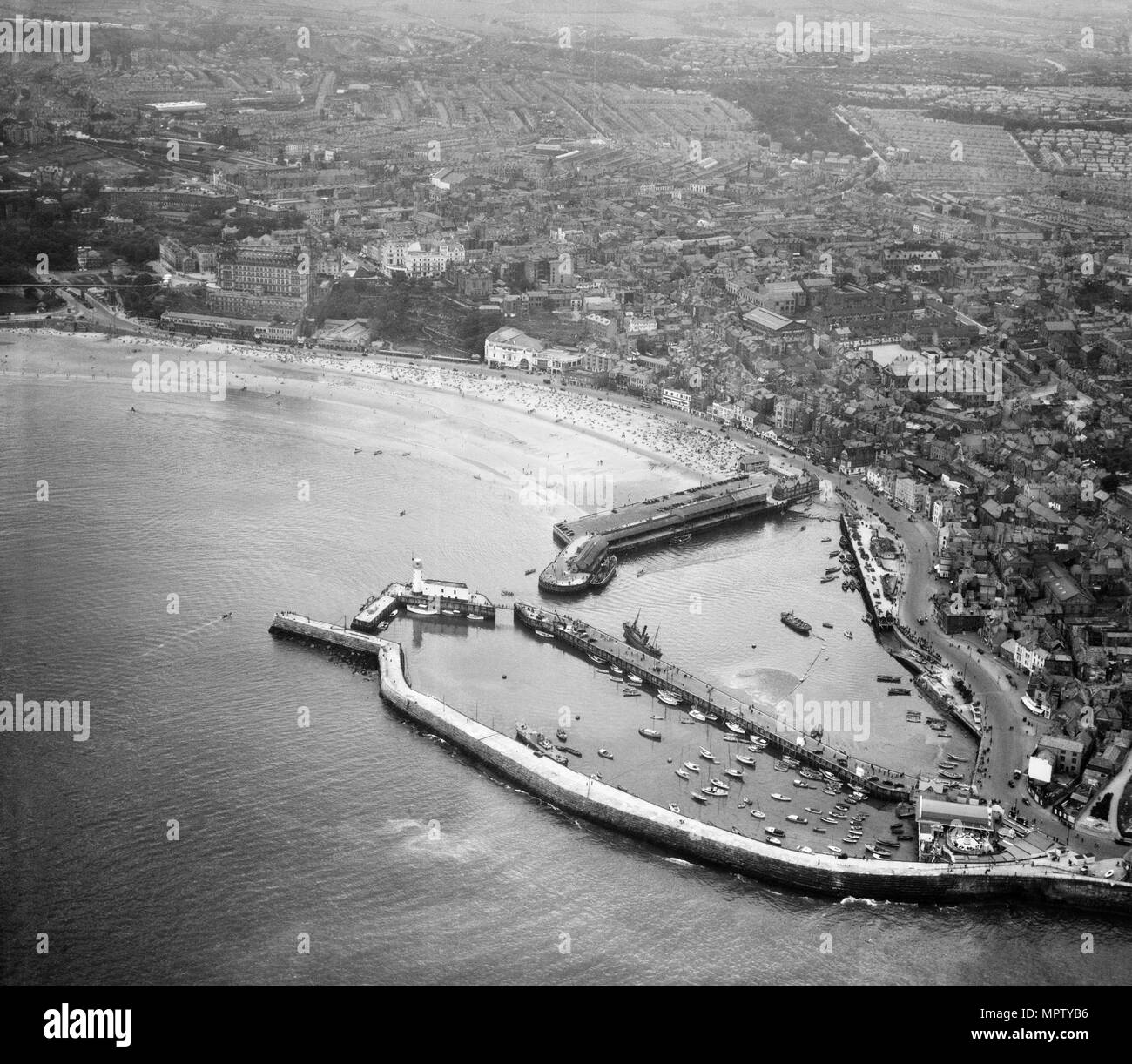 Il vecchio e a est i porti e le città, Scarborough, North Yorkshire, 1948. Artista: Aerofilms. Foto Stock