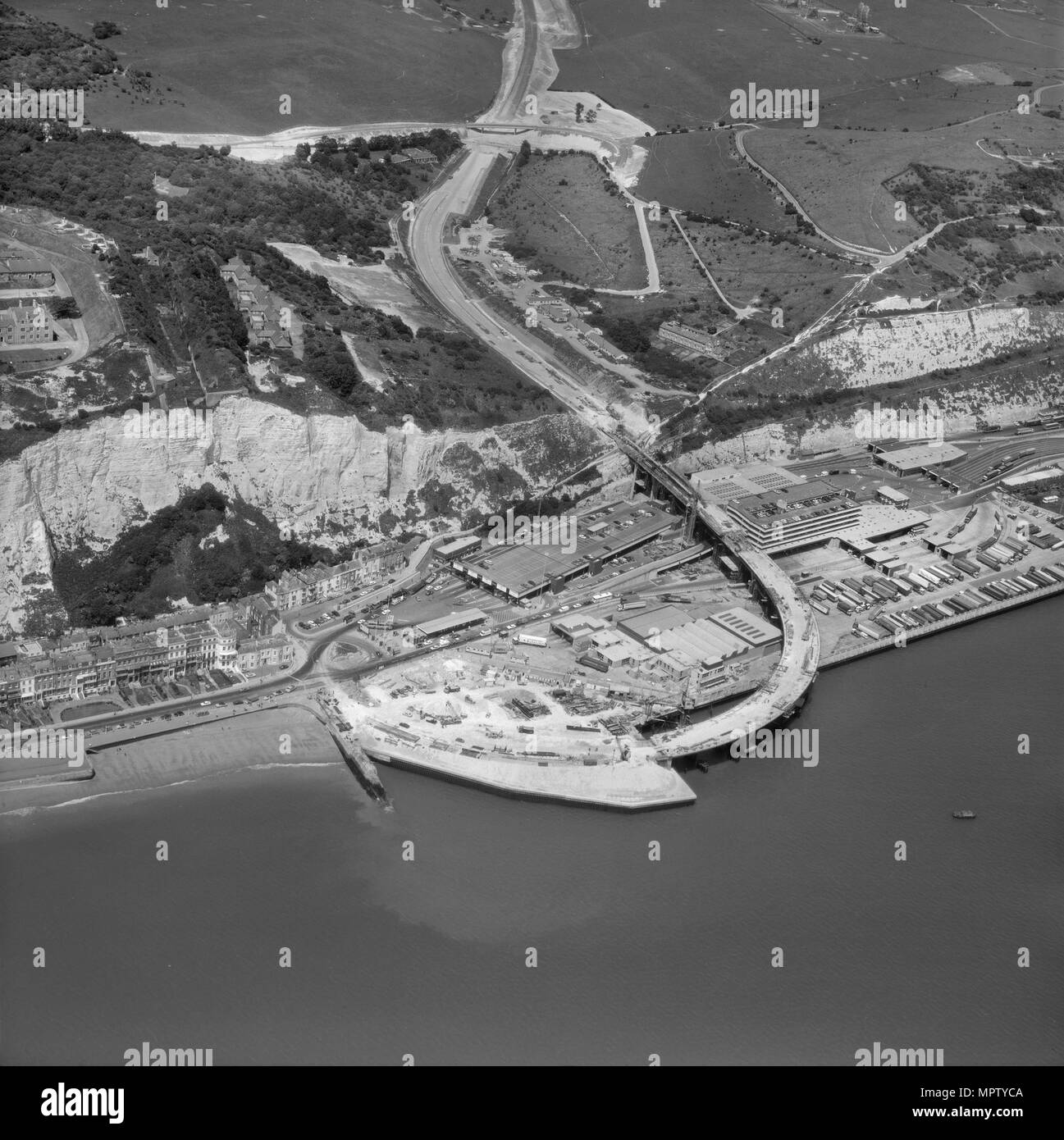 La costruzione della A2 strada sopraelevata tratto al di sopra della Eastern Docks, Dover, Kent, 1976. Artista: Aerofilms. Foto Stock