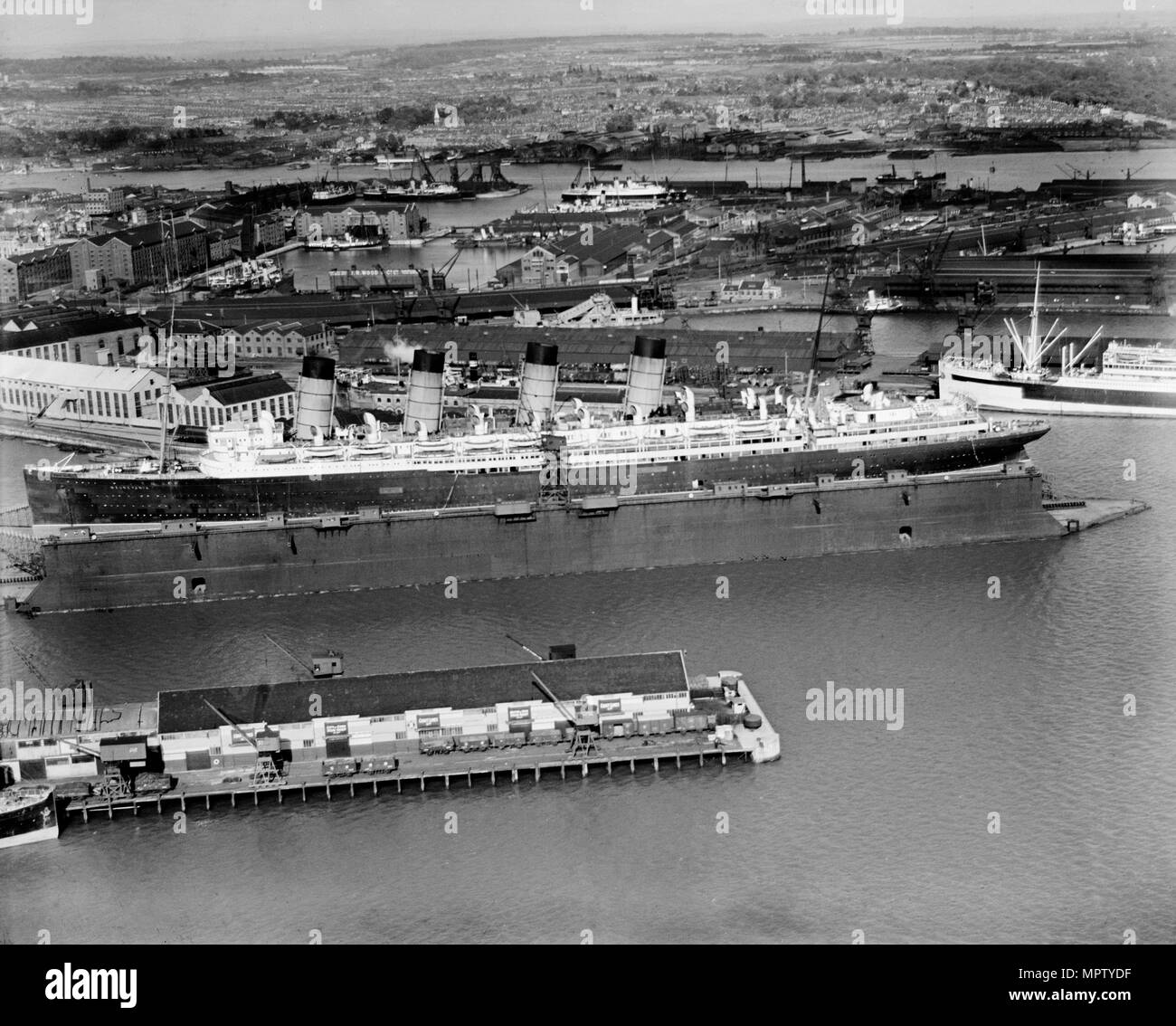 L'originale RMS 'Mauretania' in floating dry dock, Southampton, Hampshire, 1933. Artista: Aerofilms. Foto Stock