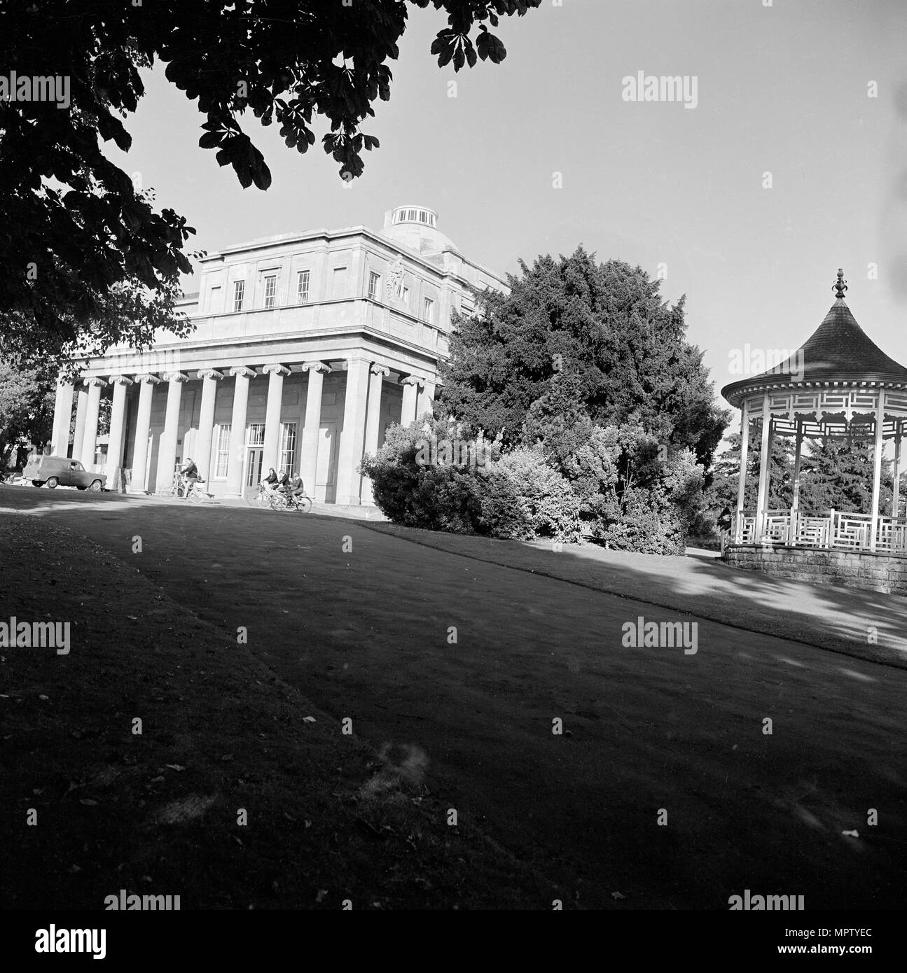 Pittville Pump Room, Pittville Park, Pittville, Cheltenham, Gloucestershire, 1971. Artista: John Gay. Foto Stock